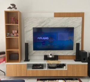 Inspirasi backdrop tv dengan rak penyimpanan